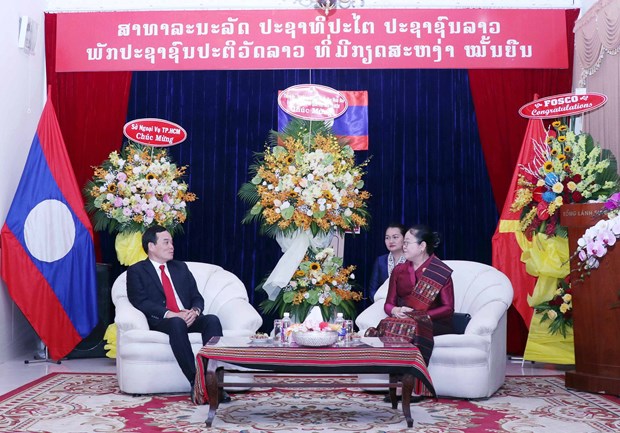 Des dirigeants de Ho Chi Minh-Ville félicitent le Laos à l occasion de la fête Bunpimay